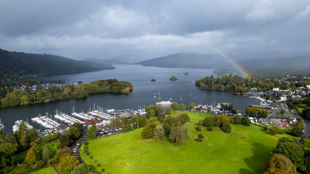 Una veduta aerea di un lago con un arcobaleno nel cielo