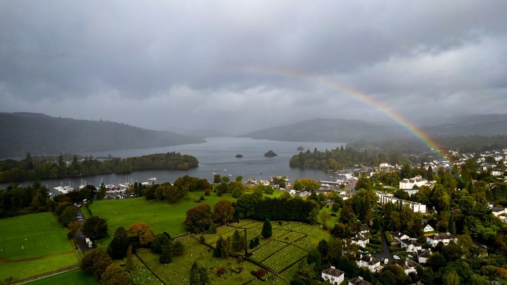 Un arcobaleno nel cielo sopra una piccola città