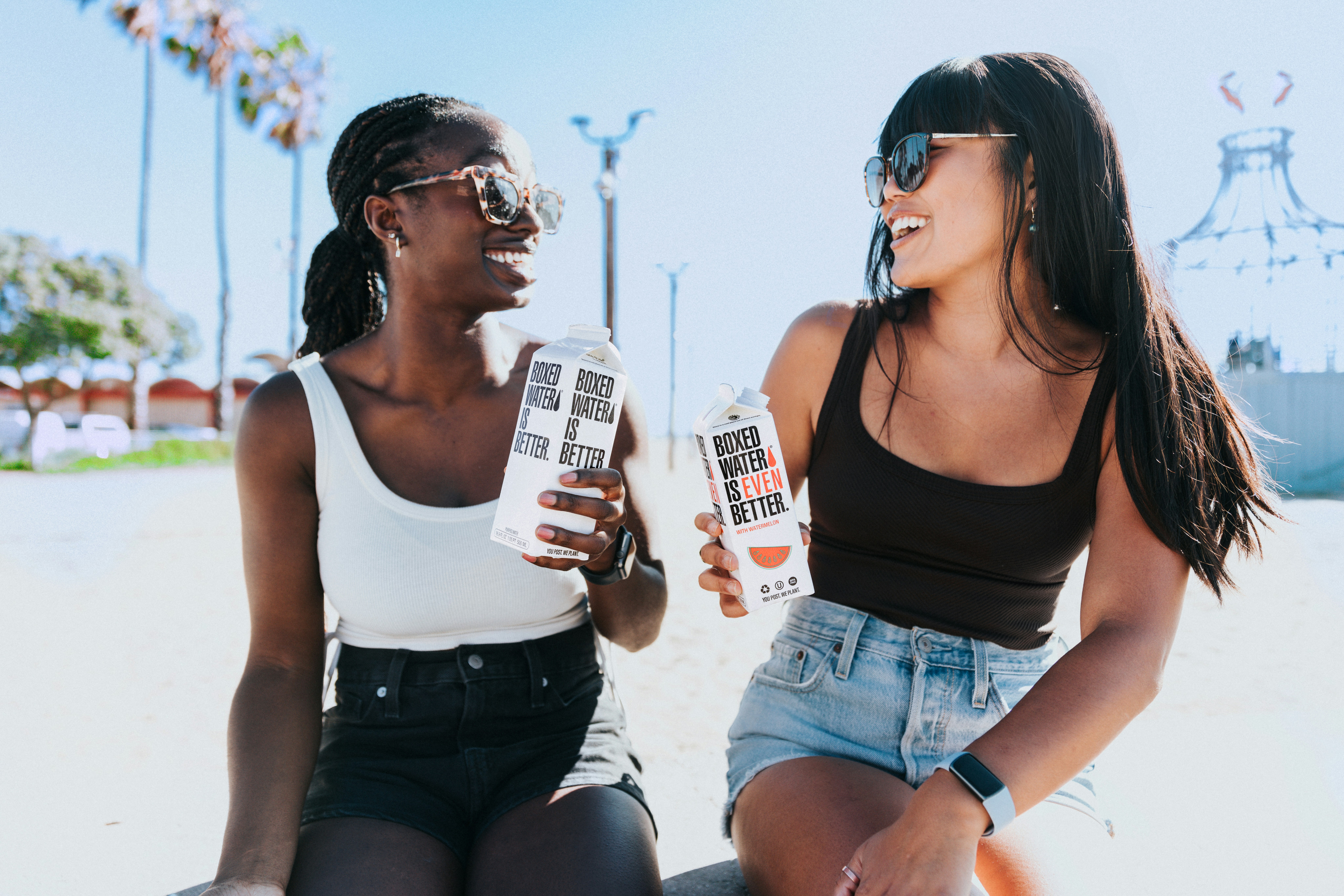 una coppia di donne sedute una accanto all'altra