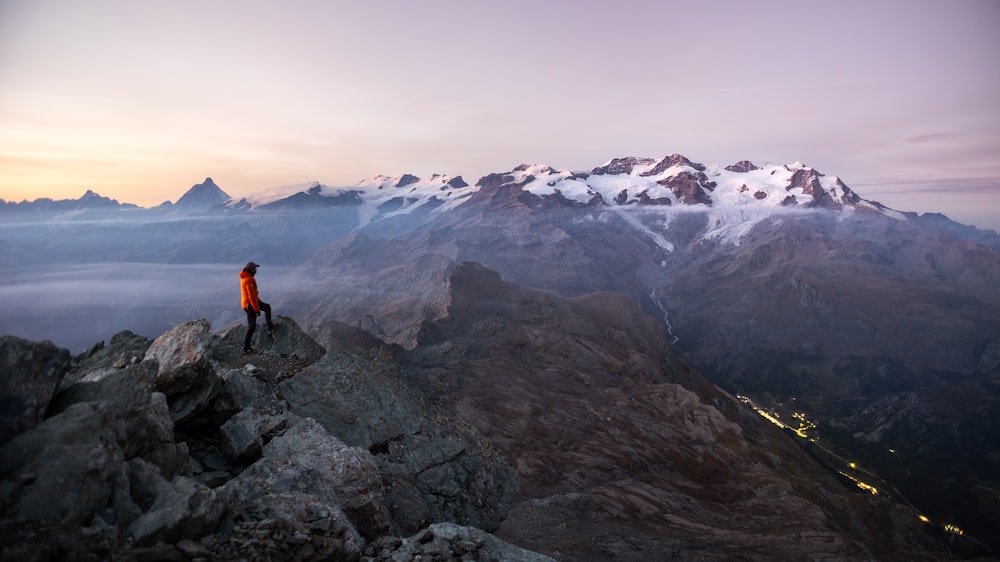 Una persona parada en la cima de una montaña