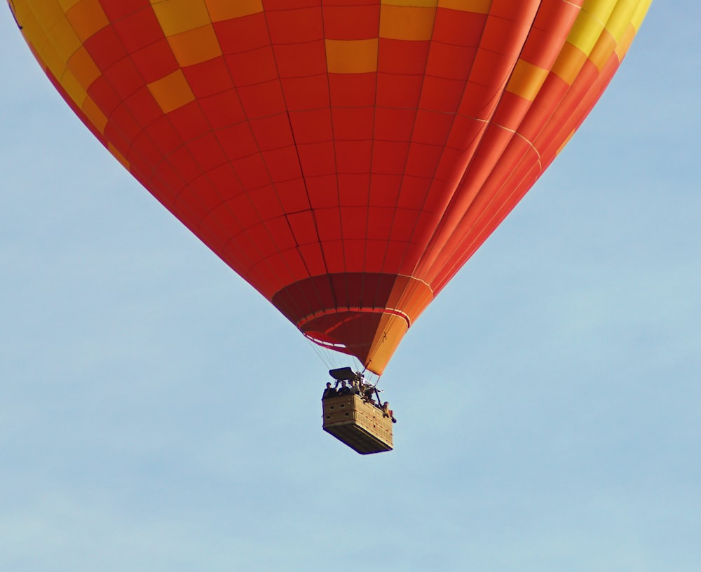 ein großer Heißluftballon, der durch einen blauen Himmel fliegt