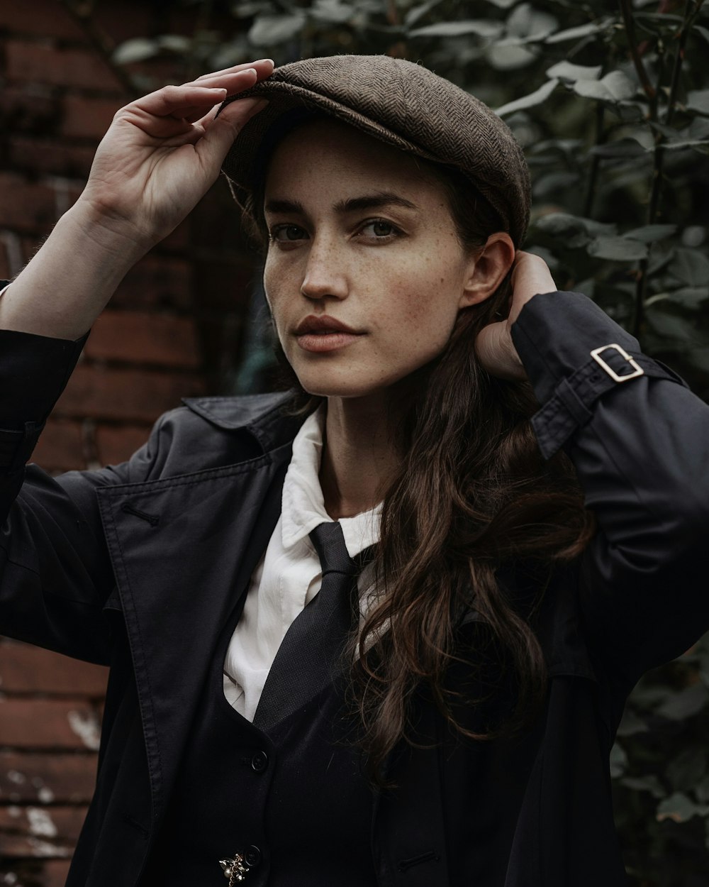 uma mulher usando um chapéu e uma jaqueta