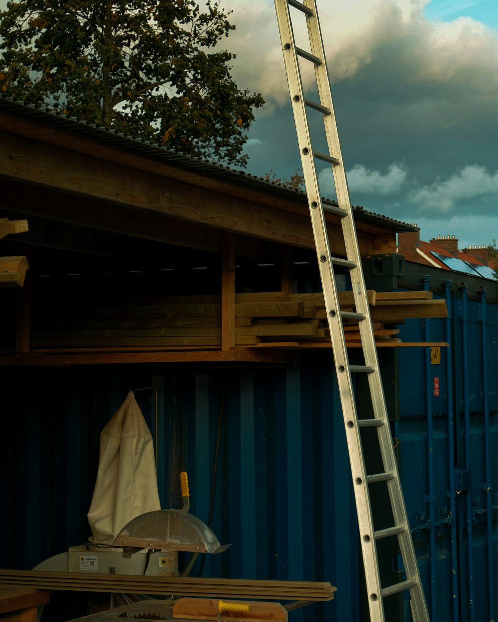 uma escada encostada a um edifício azul