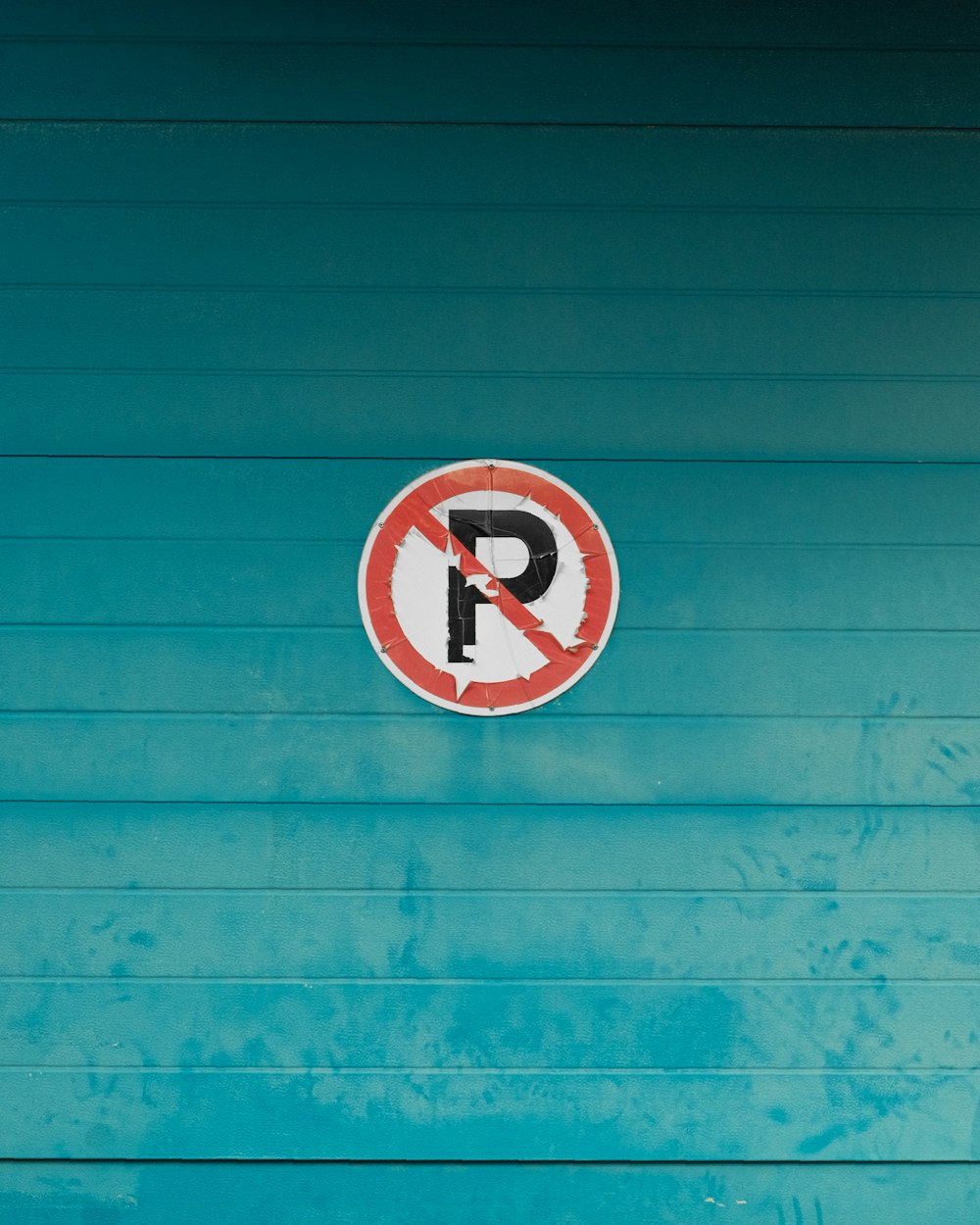 a no parking sign on the side of a building