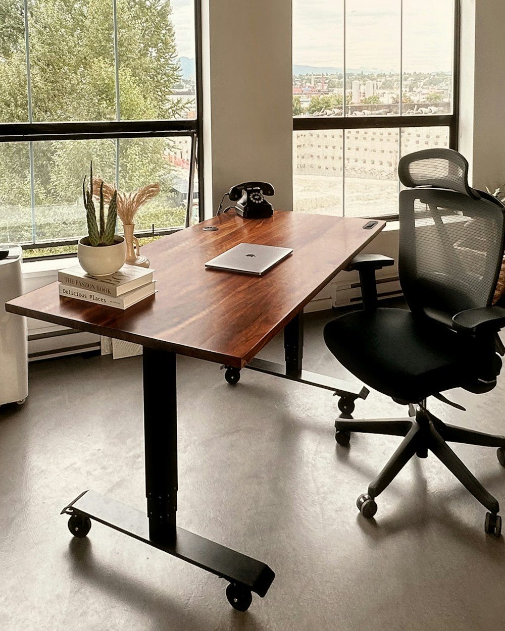 Un escritorio con una computadora portátil en una oficina