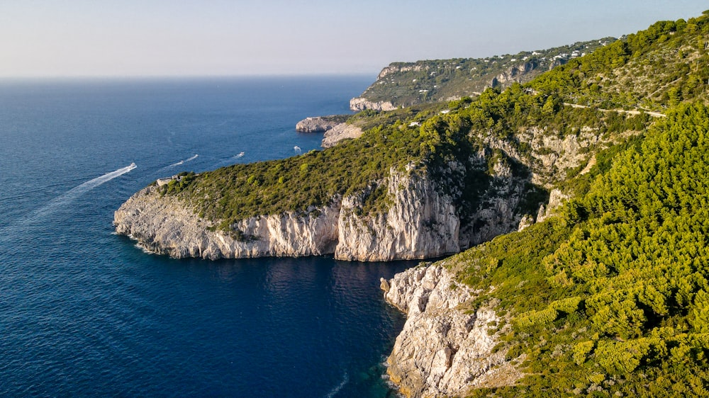 una veduta aerea di una barca su uno specchio d'acqua