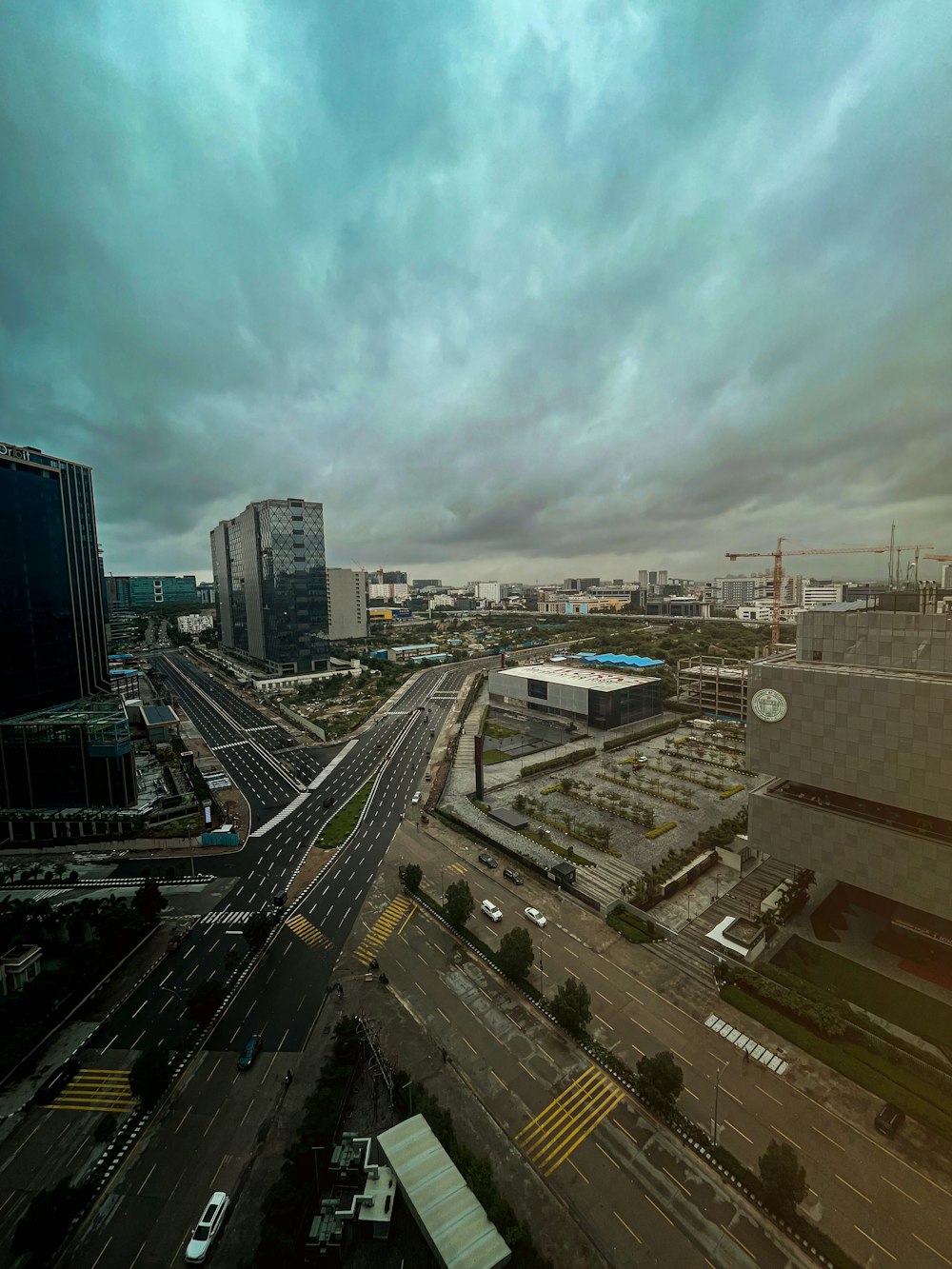 uma vista aérea de uma cidade com um céu nublado