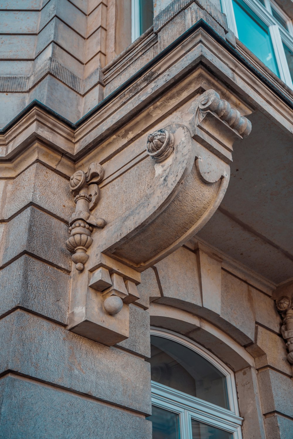 a close up of the corner of a building