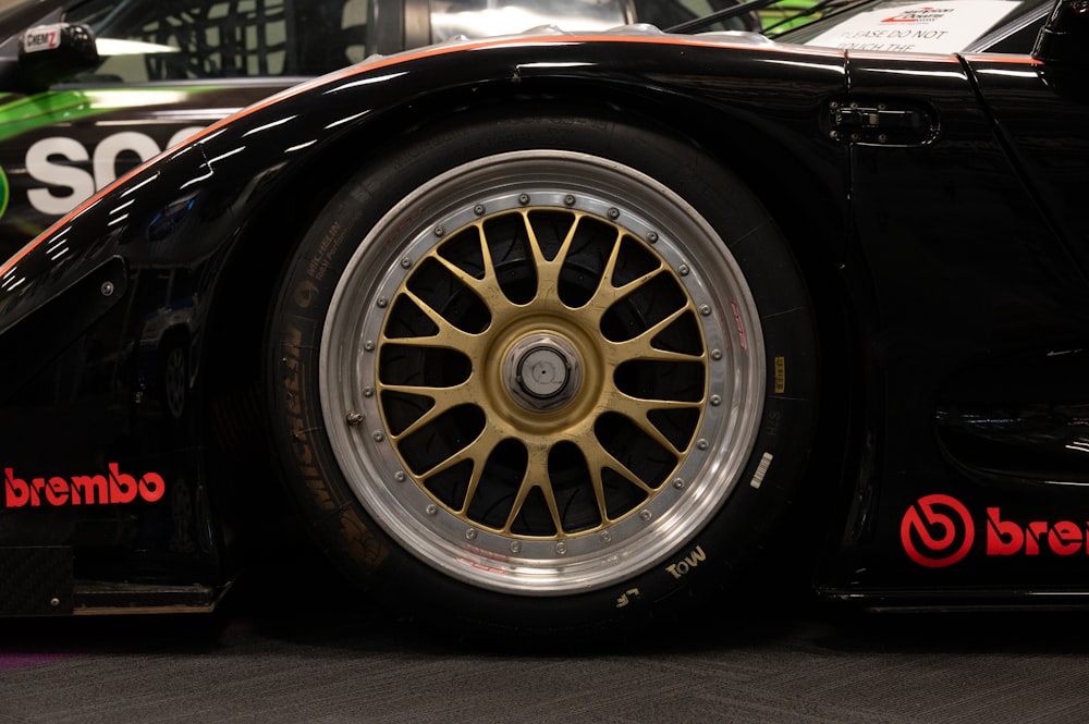 um close up de um pneu de carro de corrida