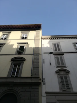 Before and after illustration of a renovated residential building in Lauingen.