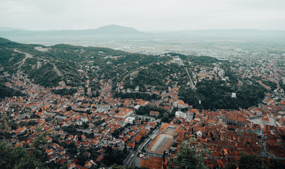 uma vista aérea de uma cidade com montanhas ao fundo