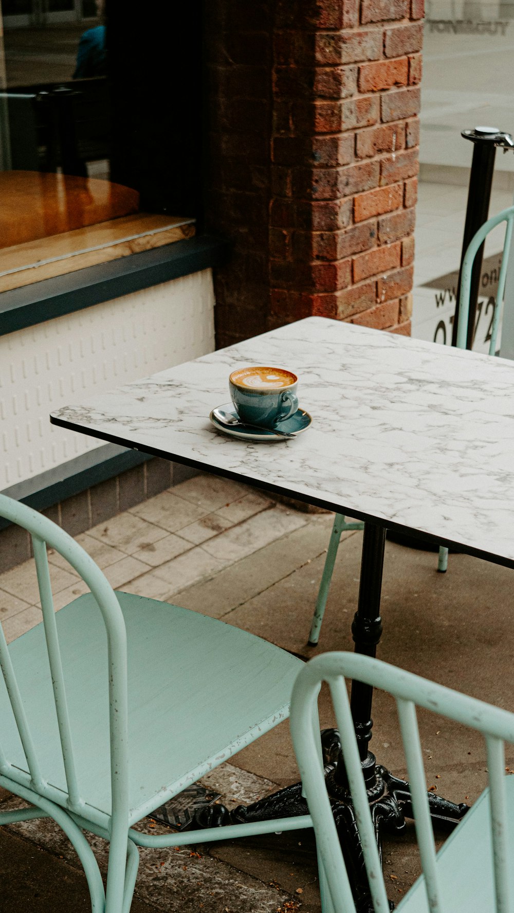 uma mesa com uma xícara de café em cima
