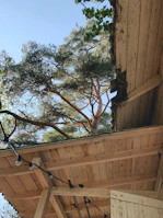 Overkapping in a backyard featuring sturdy timber beams and integrated lighting.