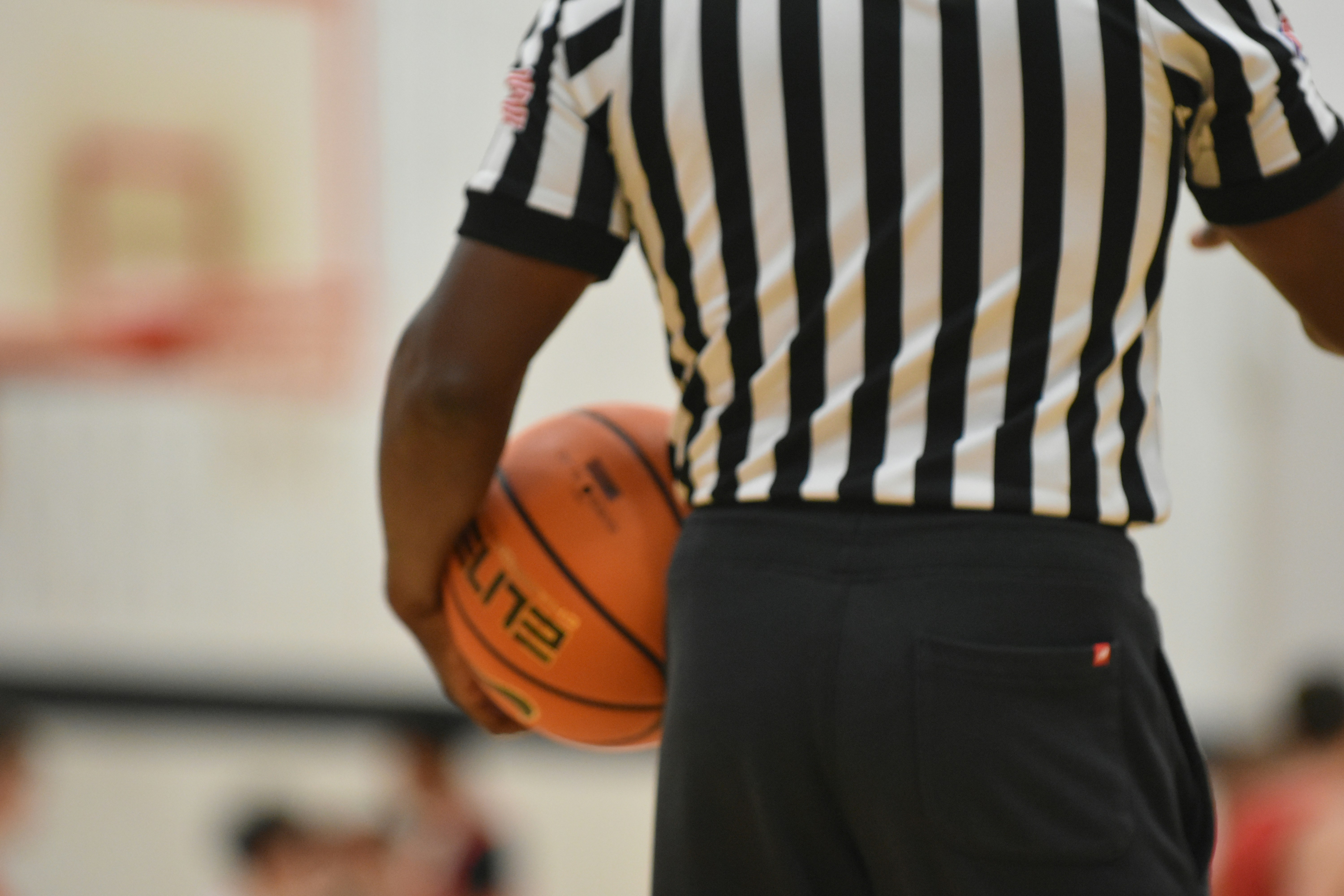 Entrenador de baloncesto dibujando una jugada en una pizarra