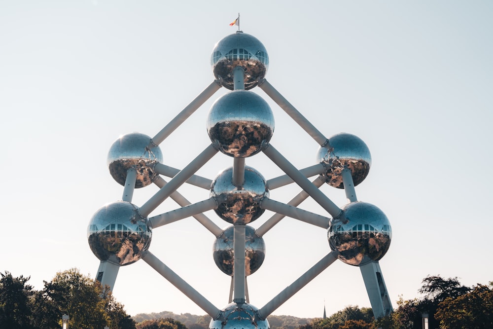 una gran estructura metálica con un montón de bolas encima