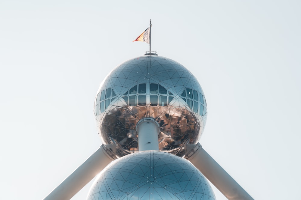 uma torre muito alta com uma bandeira em cima dela