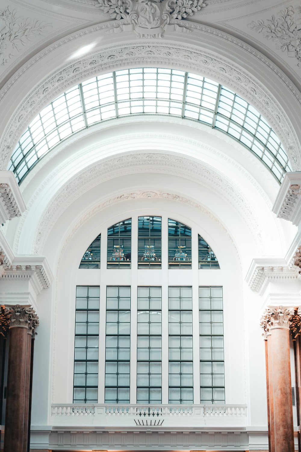 l'interno di un edificio con una grande finestra