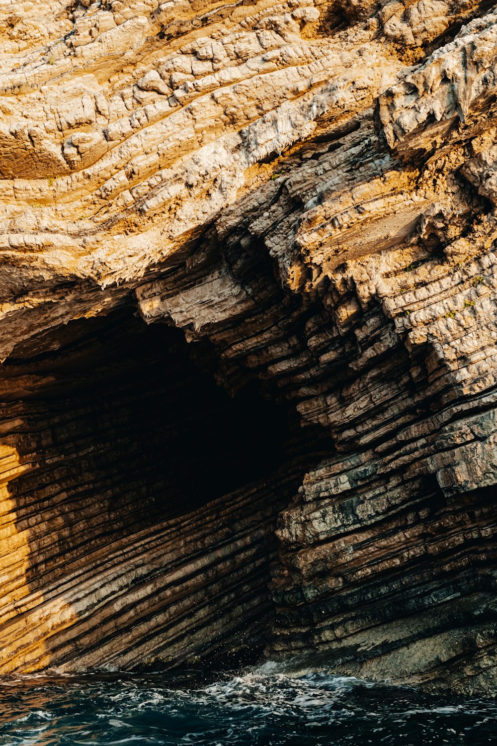 une formation rocheuse avec une grotte au milieu