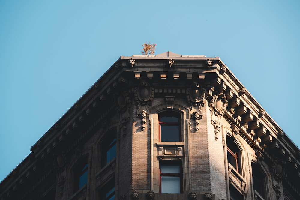 Un edificio alto con un orologio in cima