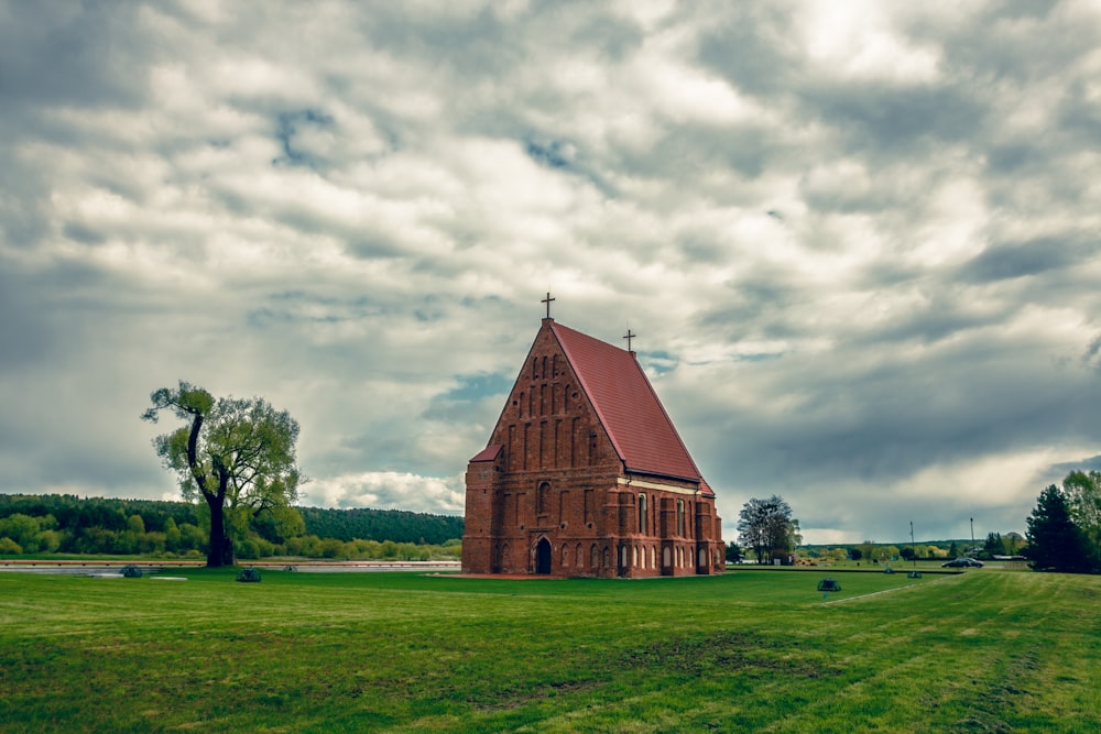 Una chiesa con un campanile rosso in una giornata nuvolosa