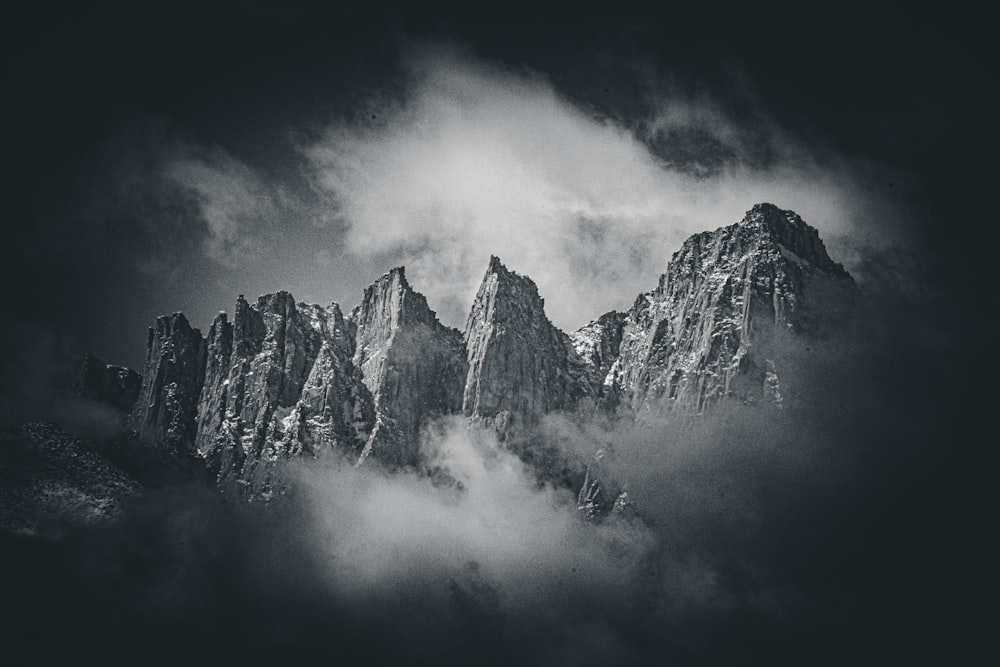 Una foto in bianco e nero di una catena montuosa