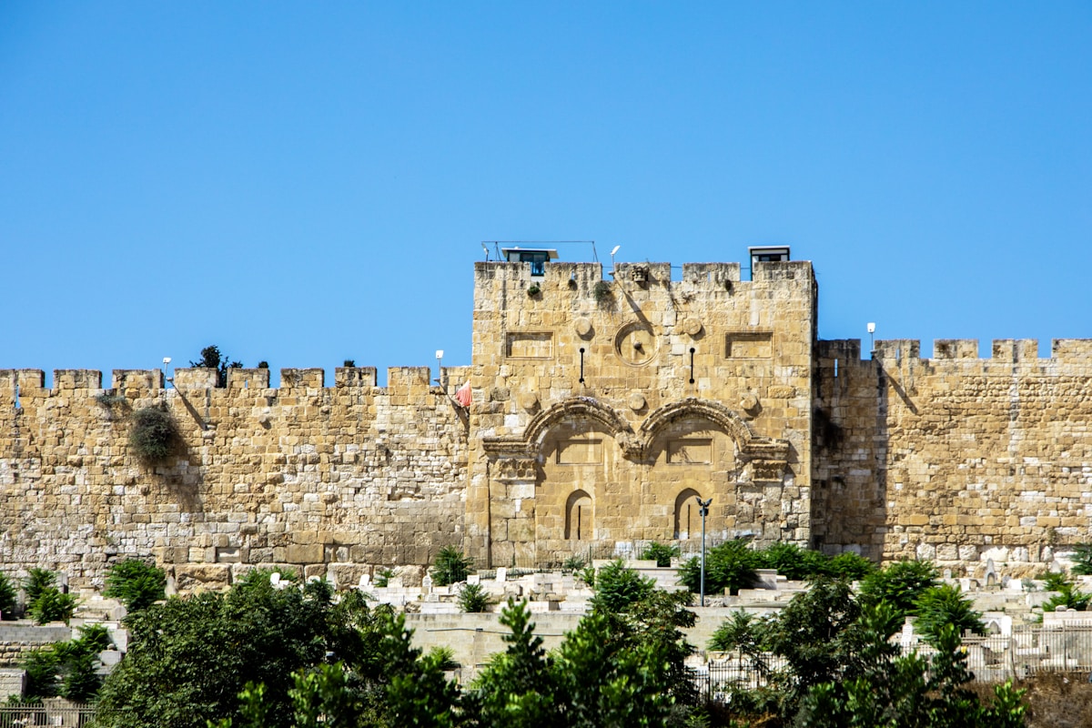 O Portão Dourado da Cidade Antiga de Jerusalém sob um céu azul, com suas pedras milenares seladas — símbolo da porta que Neemias mandou fechar ao pôr do sol da sexta-feira para guardar a santidade do sábado, e da reforma radical que purificou o templo e expulsou os móveis de Tobias dos pátios sagrados