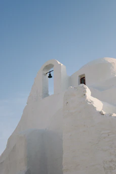 Close-up of Cycladic minimal design details in Nerida’s architecture with warm, sandy hues.