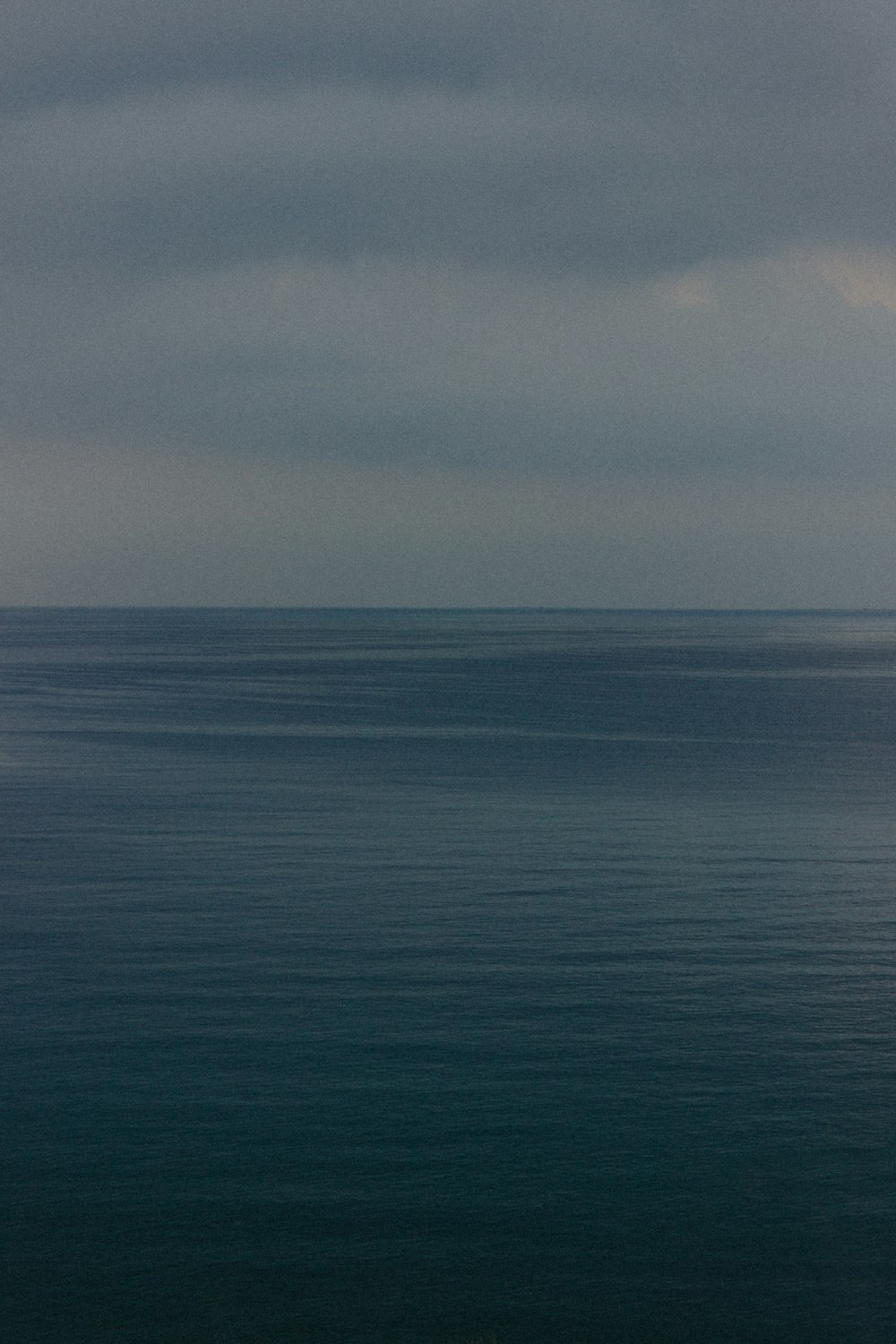 una gran masa de agua bajo un cielo nublado