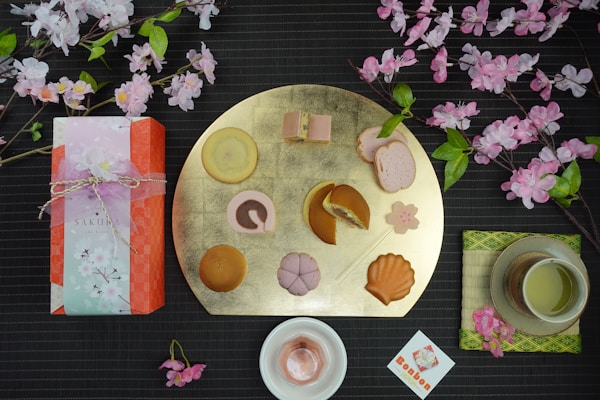 春の上生菓子 花衣 — 桜の練り切り