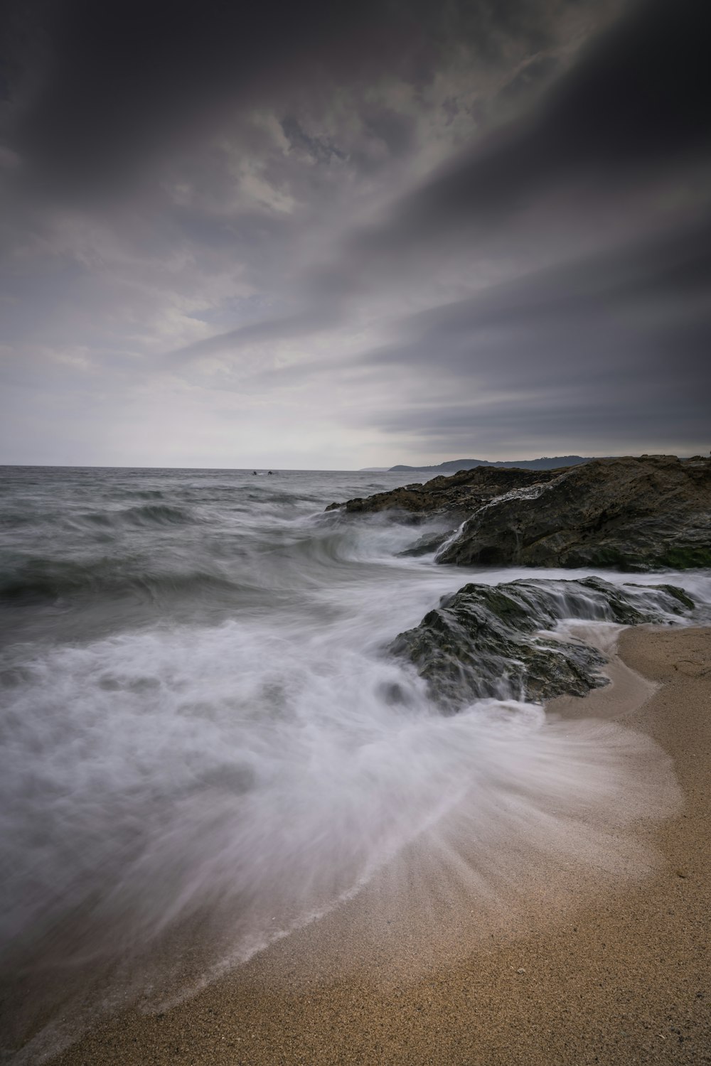 Ein Strand mit Wellen, die ins und aus dem Wasser kommen