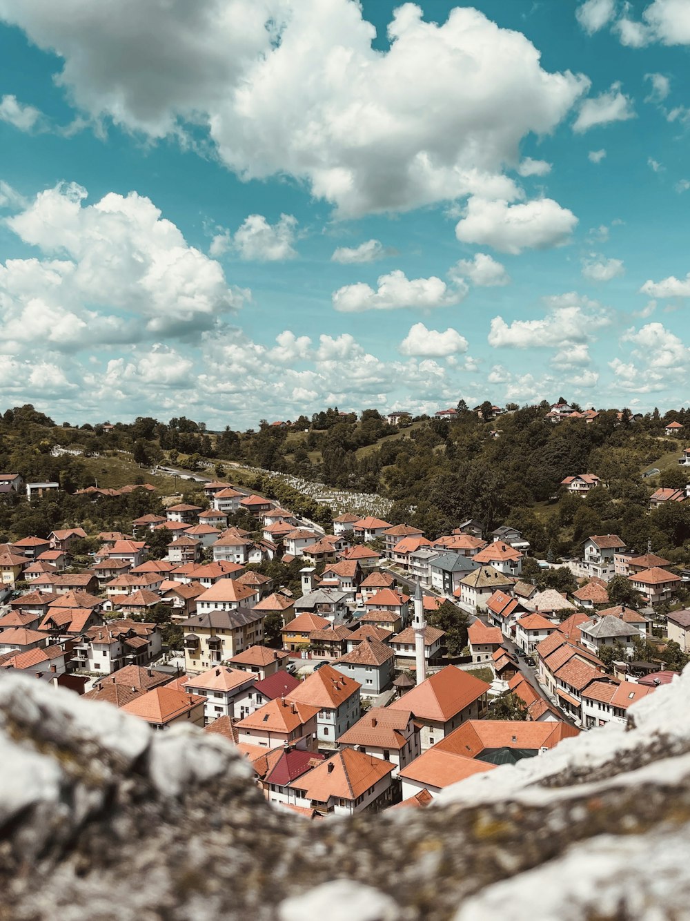 Una vista de una ciudad desde un punto de vista elevado