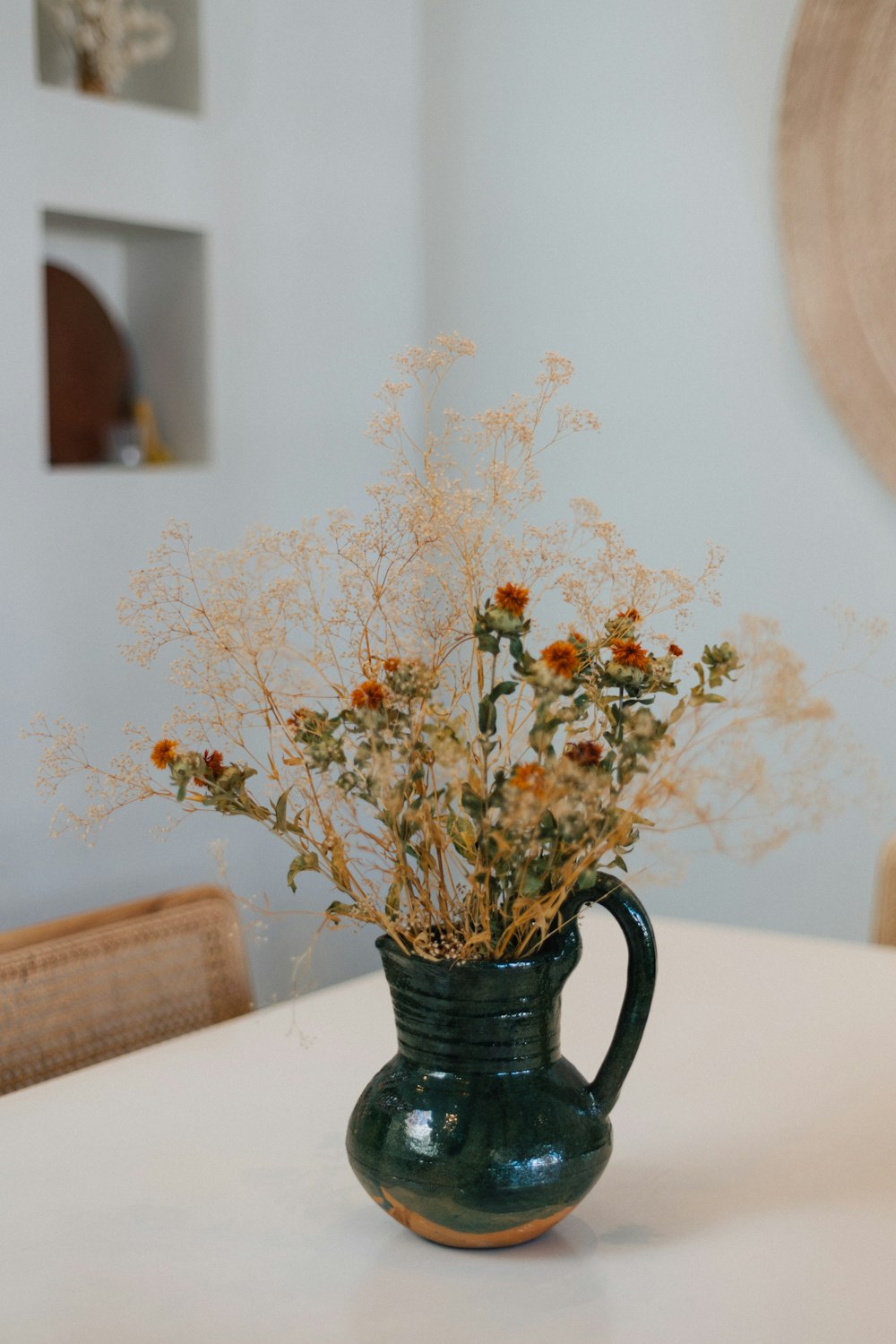 un vase rempli de fleurs posé sur une table
