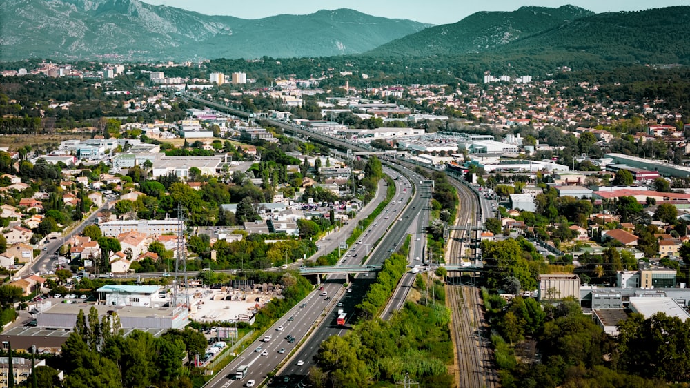 Luftaufnahme einer Stadt mit Bergen im Hintergrund