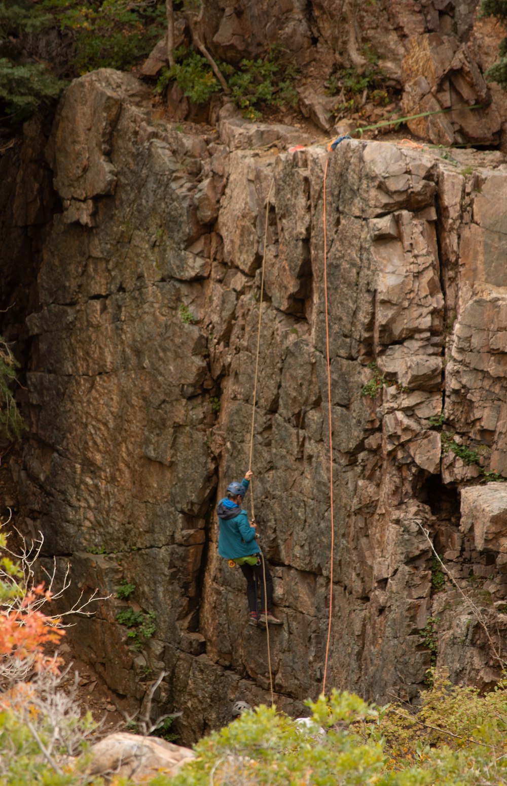 Un uomo su una roccia che si arrampica su una scogliera