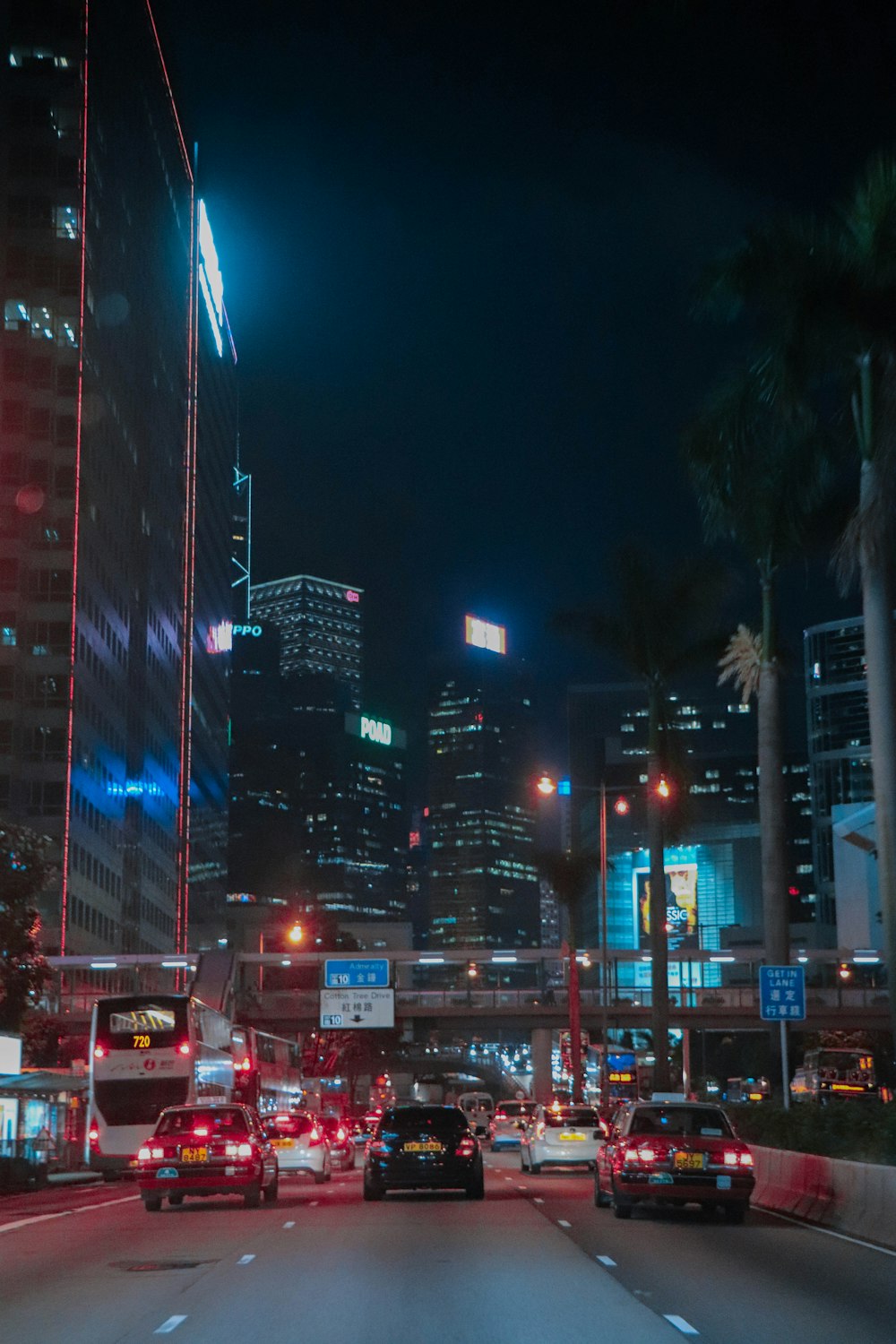 a city street filled with lots of traffic at night