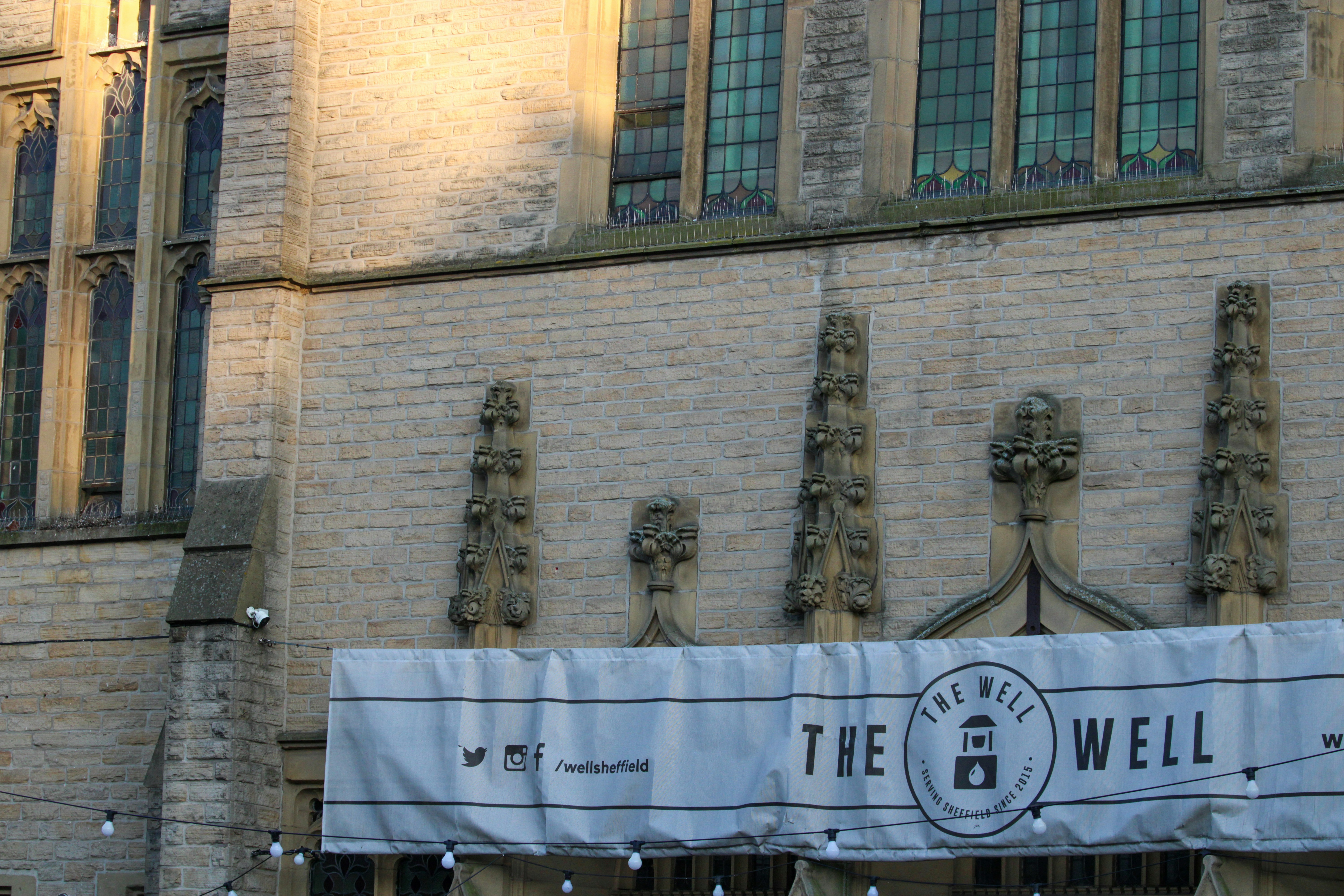 건물 측면에 걸려 있는 현수막