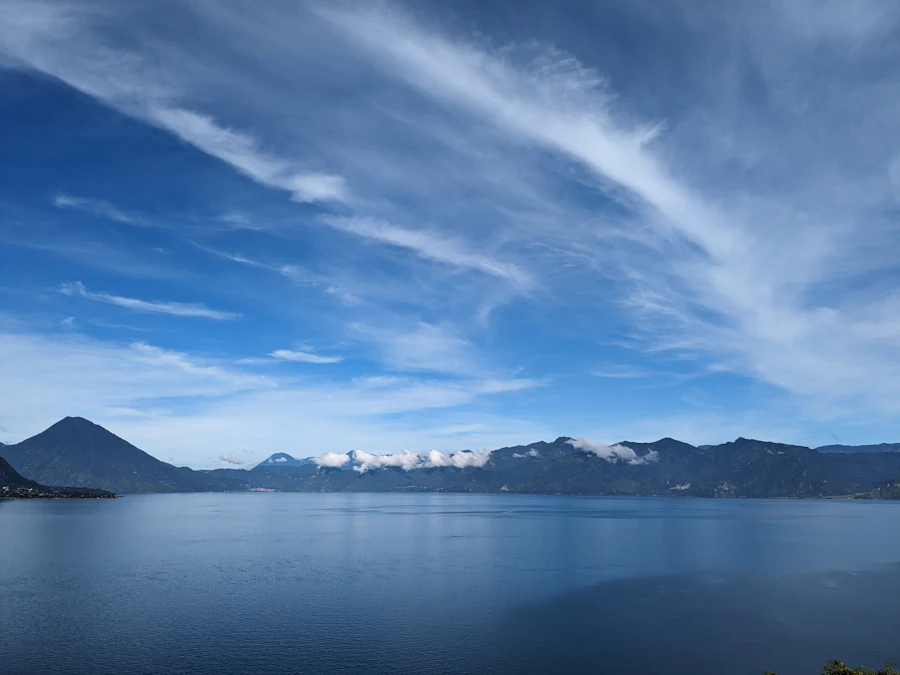 El lago rodeado de montañas, fotografiado en San Antonio Palopó.