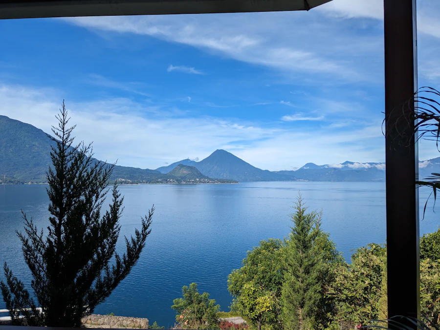 Panorama del lago desde una vivienda en San Antonio Palopó.