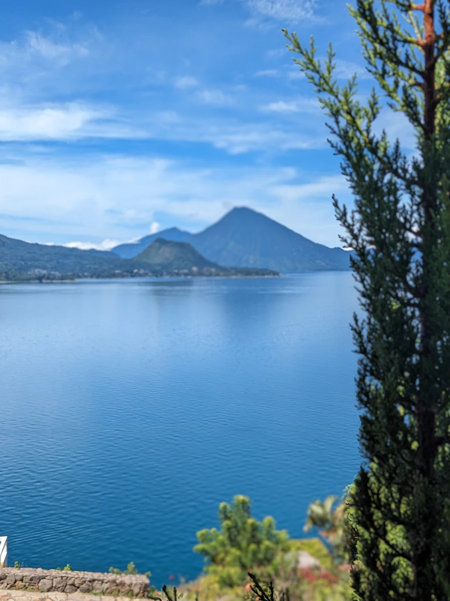 Banca de mirador frente al lago en San Antonio Palopó