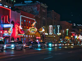 a city street filled with lots of traffic at night