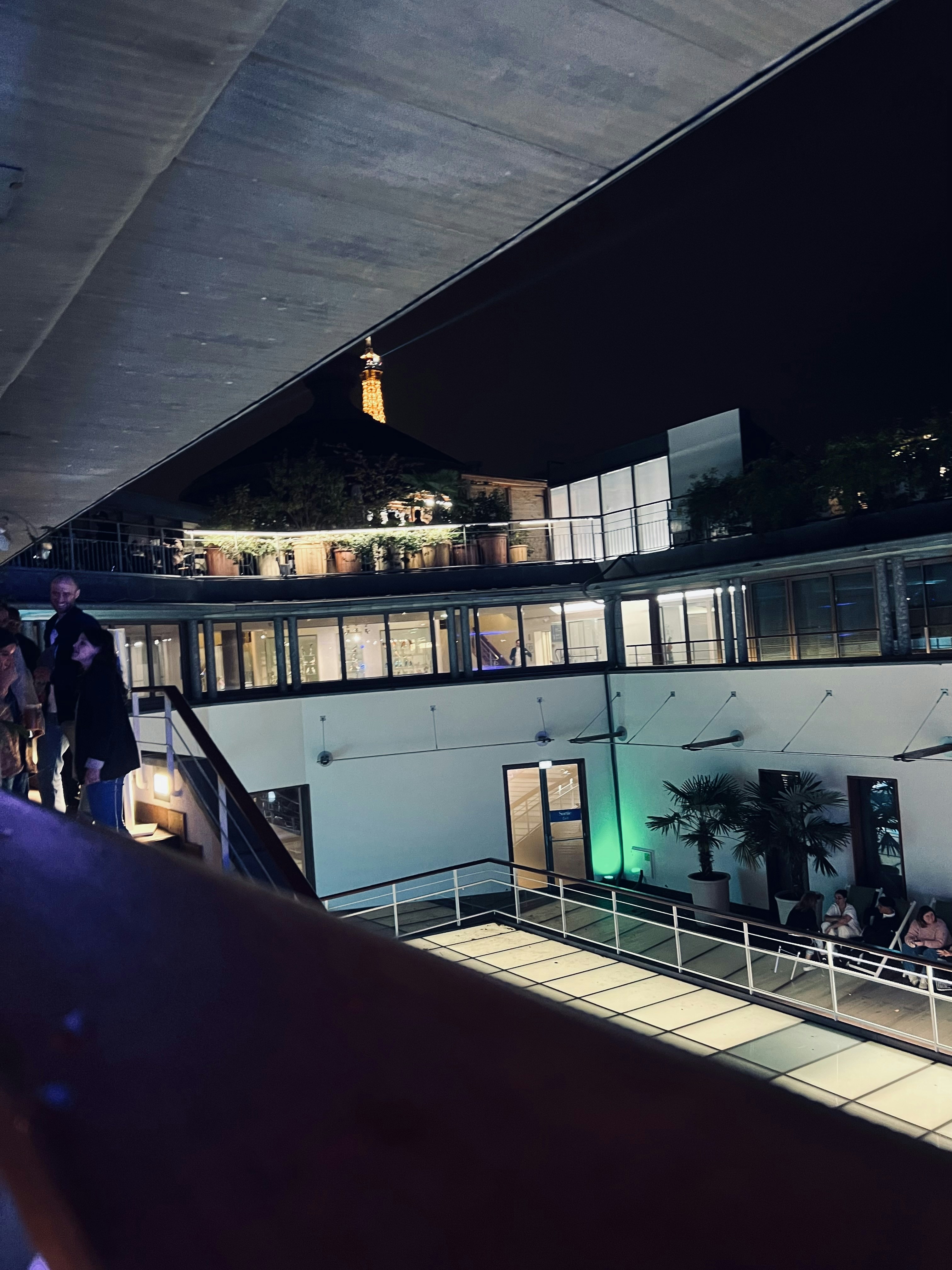 밤에 건물 밖에 서 있는 한 무리의 사람들