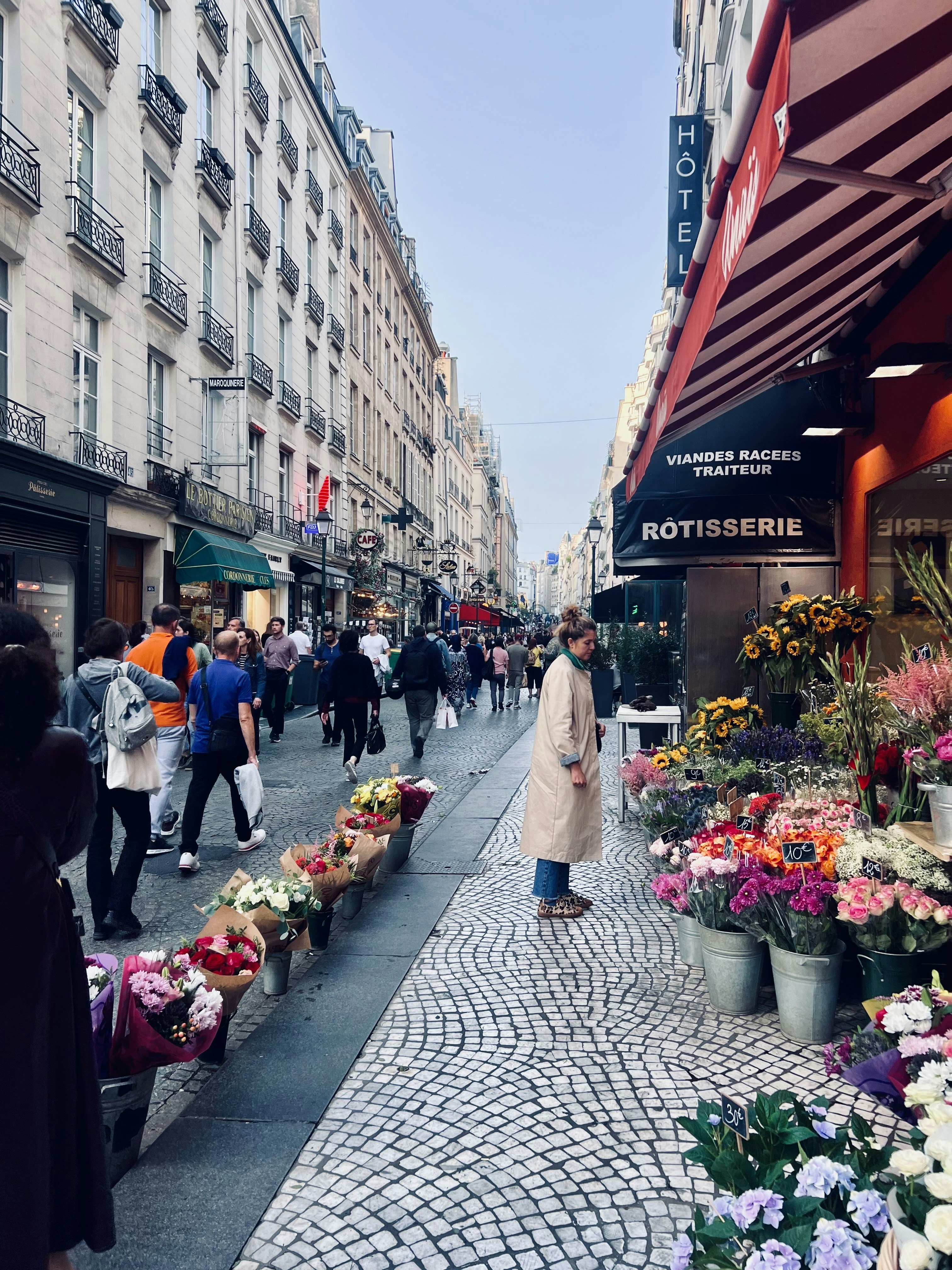 꽃다발 옆에서 거리를 걷고 있는 여자