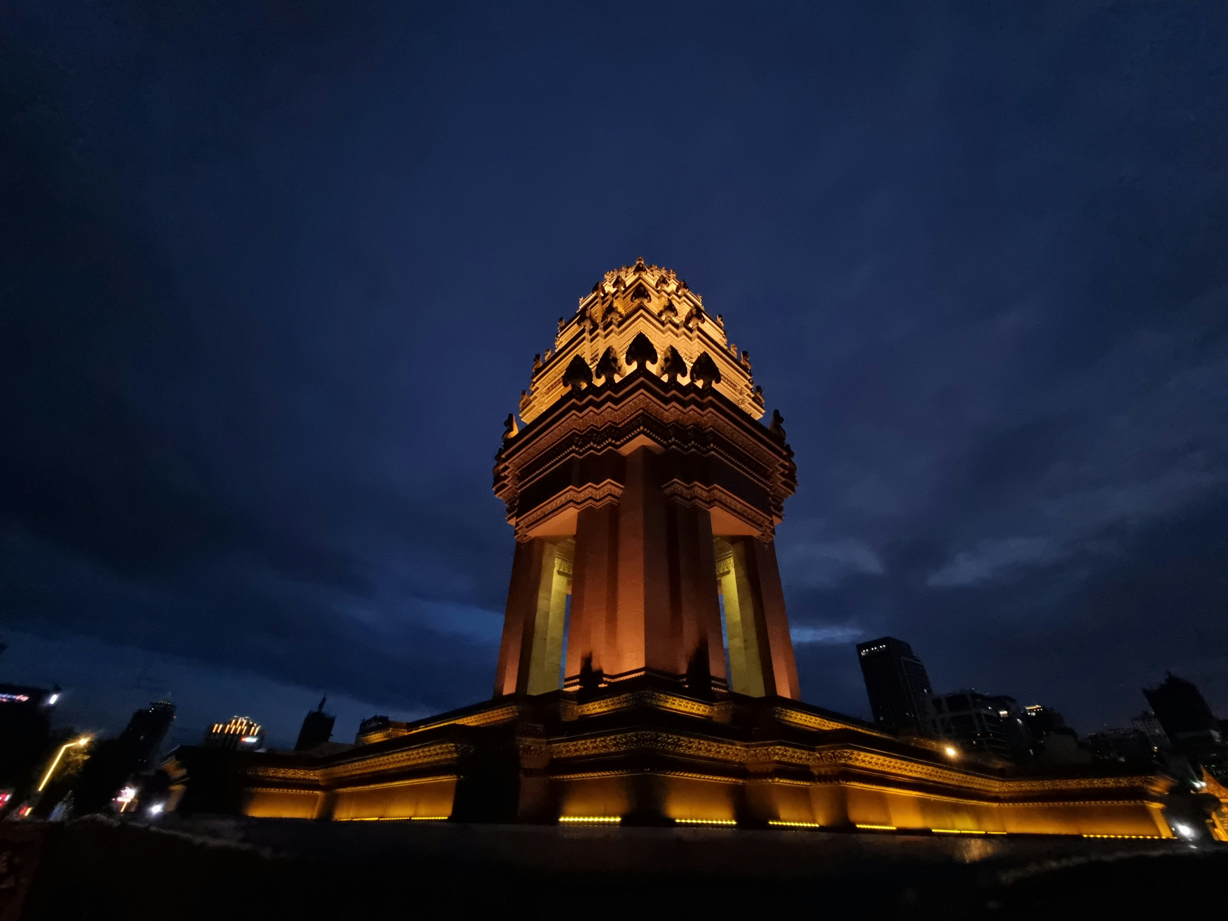 menara yang sangat tinggi dengan jam di sisinya