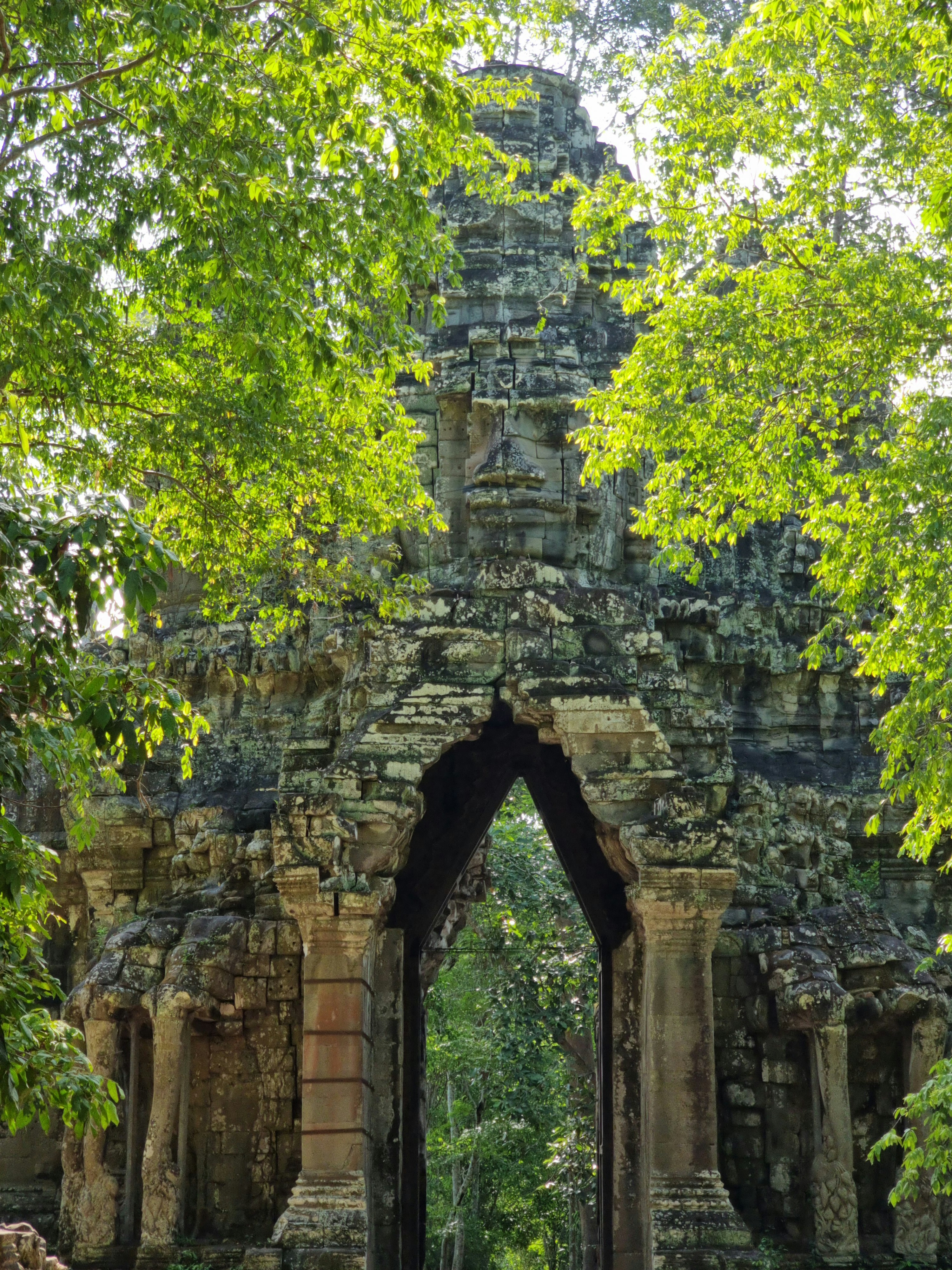 une grande structure en pierre avec une porte au milieu de celle-ci
