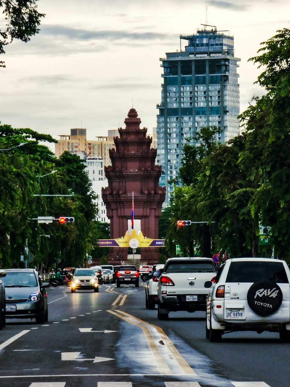 a city street filled with lots of traffic next to tall buildings