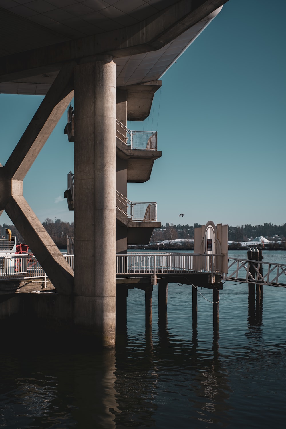 eine Brücke über ein Gewässer neben einem Pier