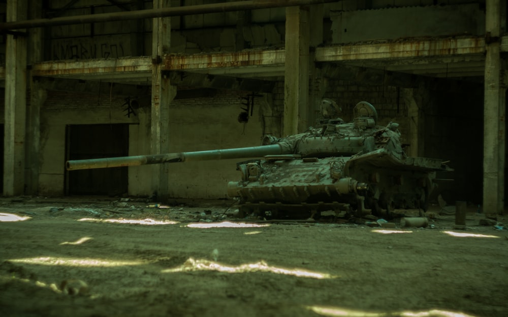 버려진 건물에 앉아있는 파괴 된 탱크