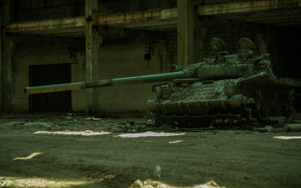 Ein zerstörter Panzer, der mitten in einem Gebäude steht