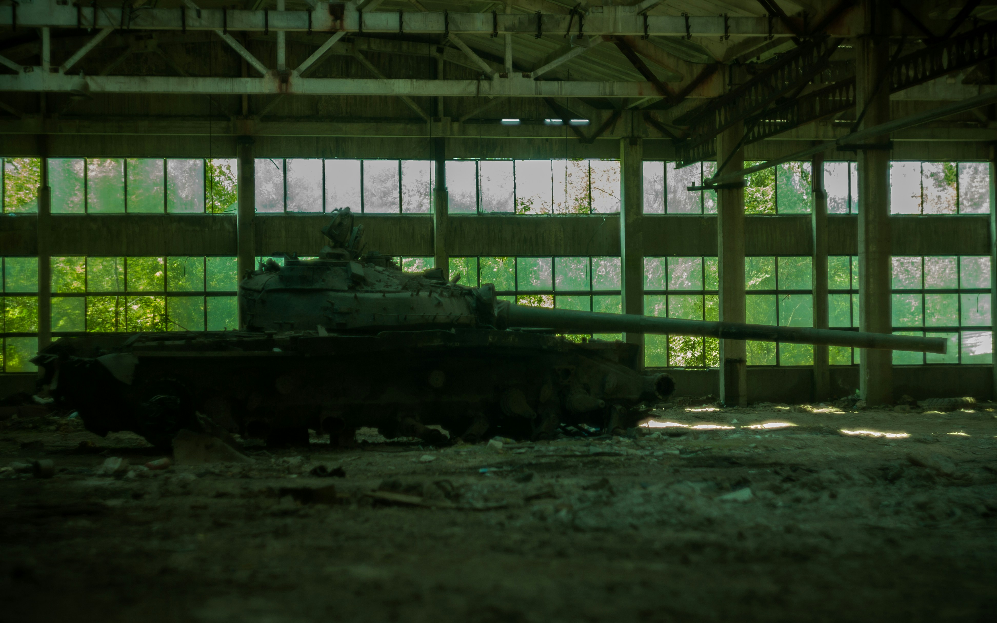 Un tanque está en un edificio abandonado