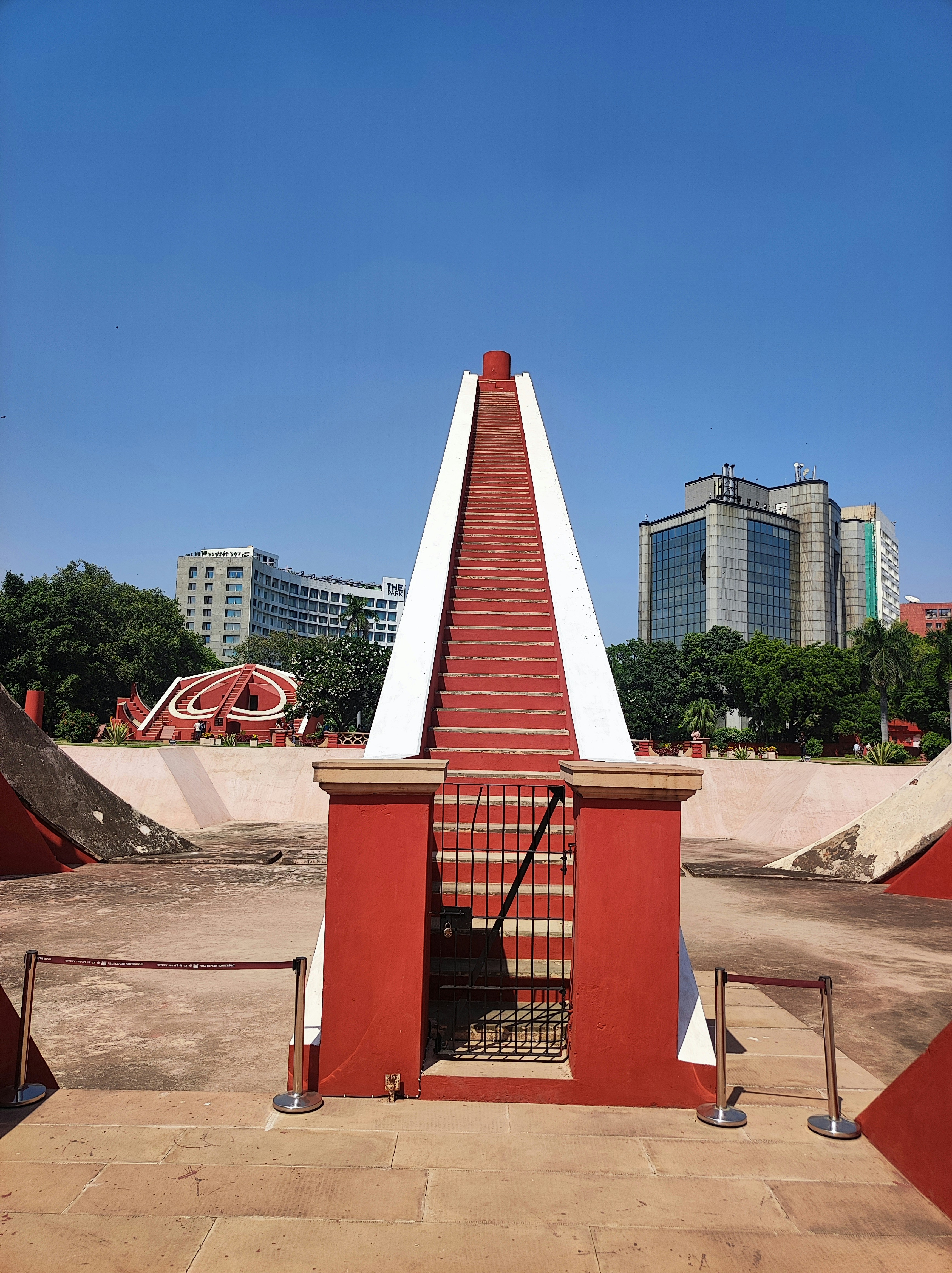 uma escadaria vermelha e branca que leva a um edifício